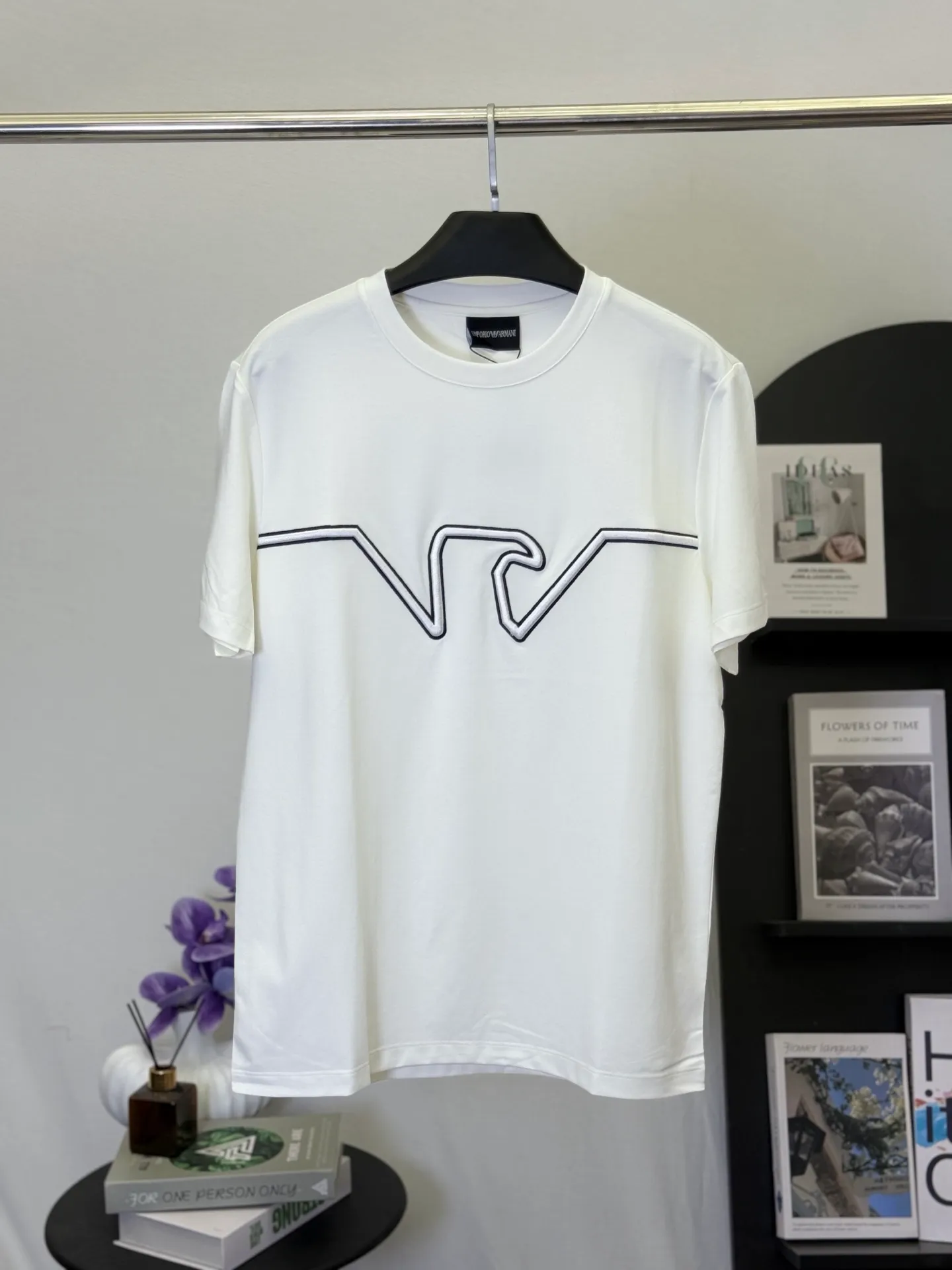 💋 Emporio Armani wavy line embroidered white T-shirt puts Italian minimalist aesthetics into this refreshing white T-shirt. The iconic wavy line embroidery, outlined with neat black edges, is low-key and full of design on a pure white background. It is a taste that knowledgeable people can get at a glance. Select heavyweight high-count cotton material, which is as soft as clouds, draped and stylish, and the upper body has a neat and relaxed feeling. The neat and slightly loose version is suitable for daily outings and light business commuting. A white T-shirt can keep you cool and decent in all occasions. M-3XL